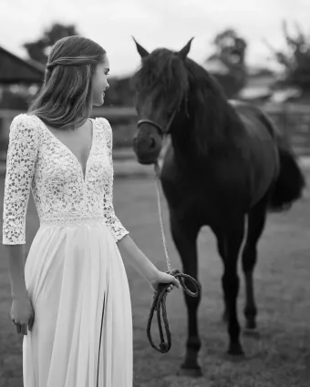 Alma Novia 1B16 #2 frontface vertical cropped thumbnail