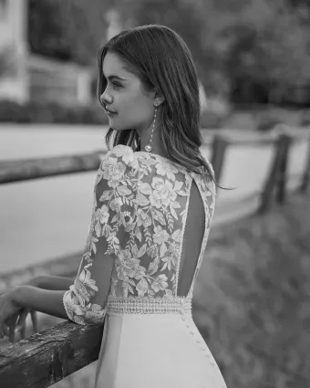 Alma Novia 1B20 #2 backface vertical cropped thumbnail