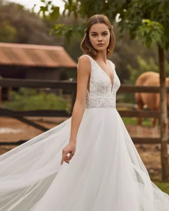 Alma Novia 1B36 #2 frontface vertical cropped thumbnail