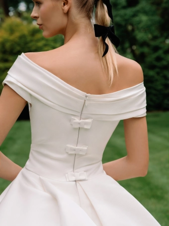 Sareh Nouri The Heiress $6 backface vertical cropped thumbnail