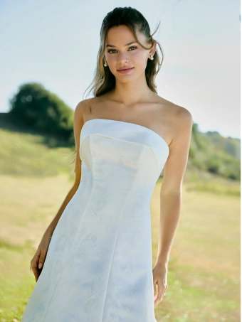 White One  Aragonita #2 frontface vertical cropped thumbnail