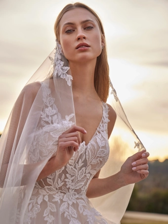 White One  Lirea #3 frontface vertical cropped thumbnail
