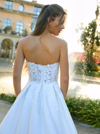 White One  Ondice #3 backface vertical cropped thumbnail