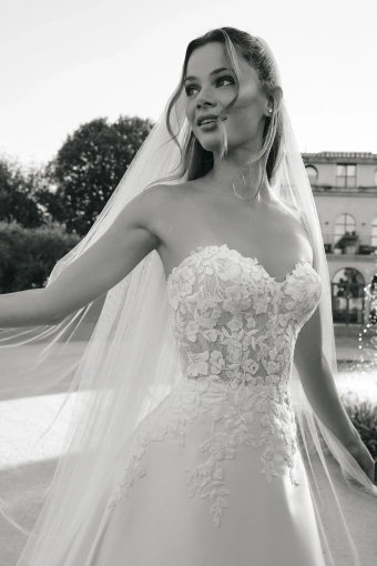 White One  Ondice #2 frontface vertical cropped thumbnail