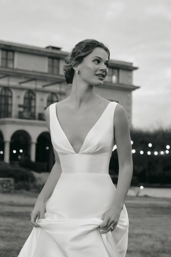 White One  Serenit #2 frontface vertical cropped thumbnail