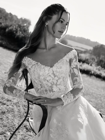 White One  Zarela #2 frontface vertical cropped thumbnail