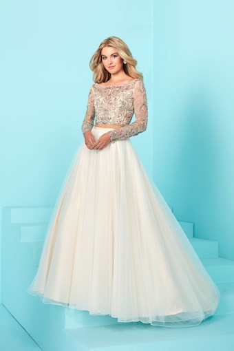 Christina Wu Prom Style #16256 #0 default thumbnail