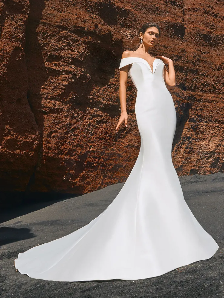 green emerald velvet dress Pronovias Cosmina