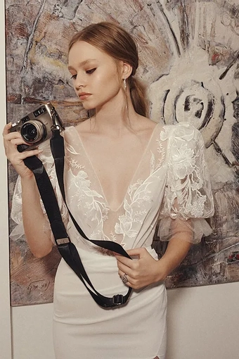 Flora Natalie #4 vertical thumbnail