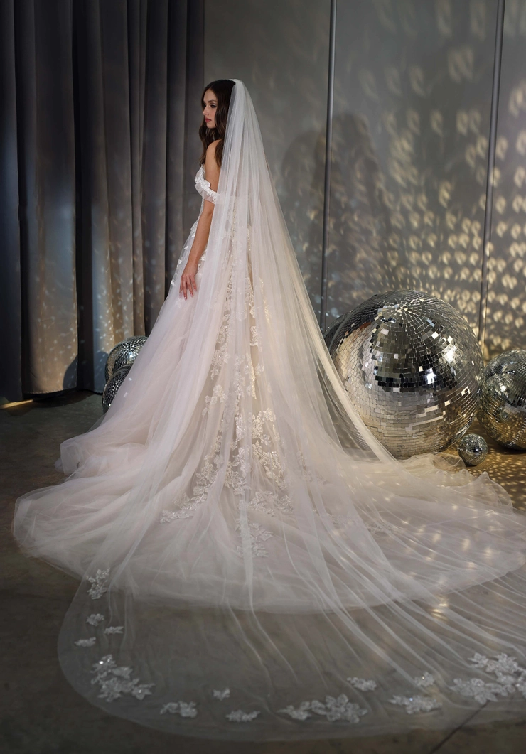 Galia Lahav ロングベール Galia Lahav ガリアラハヴを着る結婚式 | ロングベール