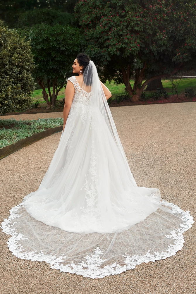 Delicate Lace Tulle Veil | Sophia Tolli