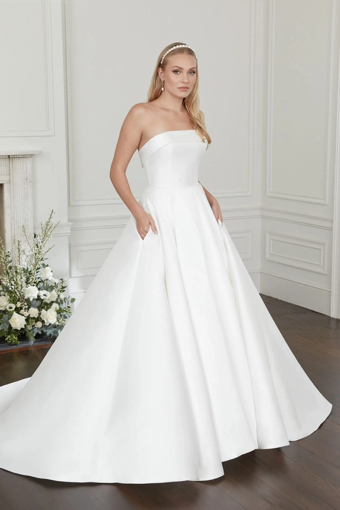 おまとめ【q423】【q415】【q421】 44394: Lace Fit and Flare Bridal Gown with Plunging V