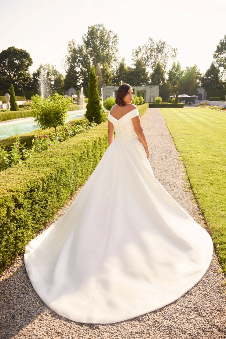 Paloma Blanca 4977 Curvy