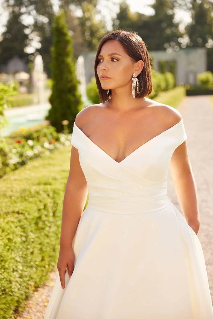 Paloma Blanca 4977 Curvy