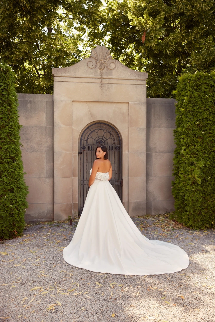 Paloma Blanca P5031 Curvy