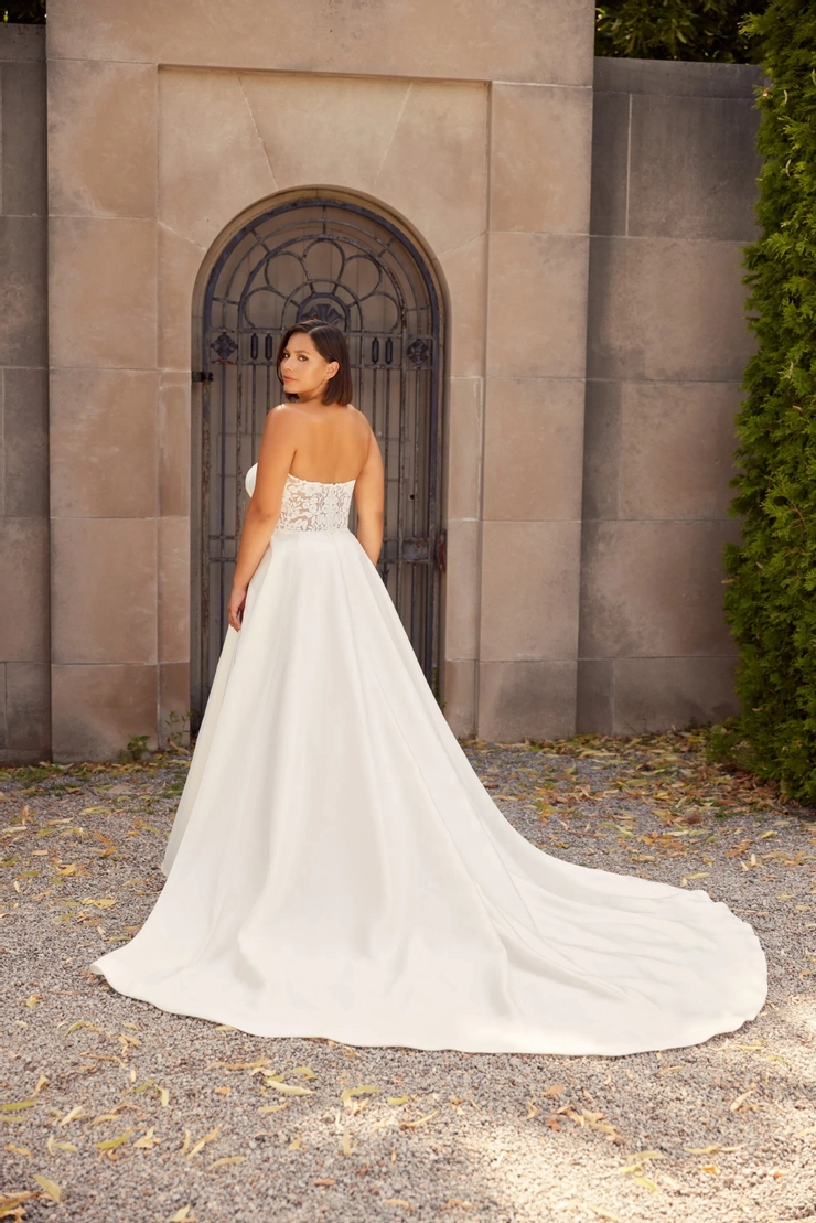 Paloma Blanca P5031 Curvy