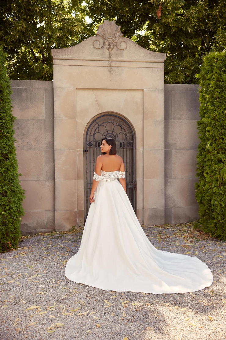 Paloma Blanca P5031 Curvy