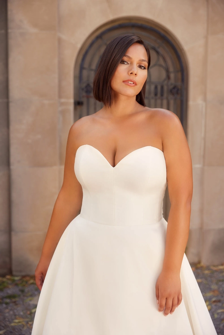 Paloma Blanca P5031 Curvy
