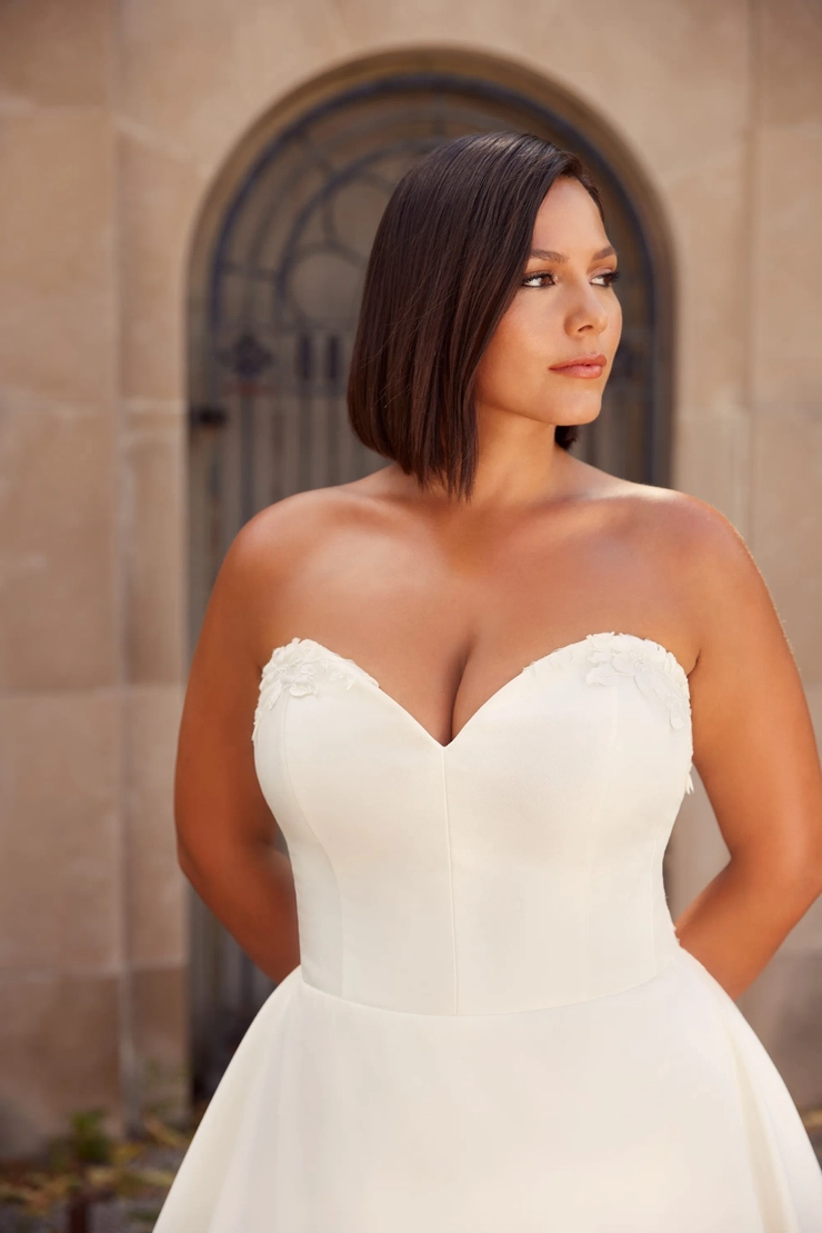 Paloma Blanca P5031 Curvy
