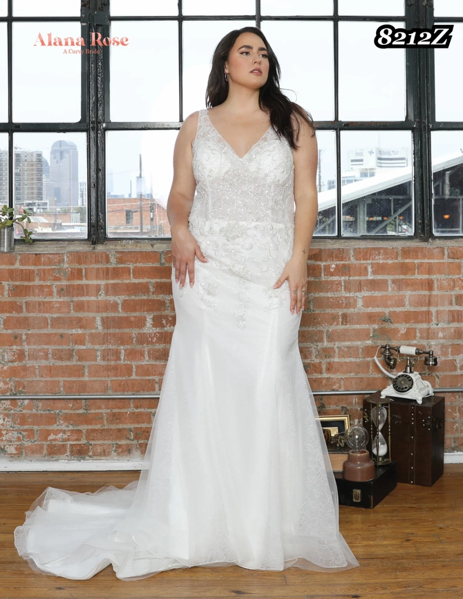 ClariS フーディー Abby Curvy - 8212Z | Lace Bridal Boutique