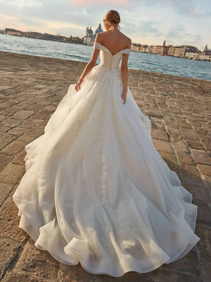 Pronovias Kaisha