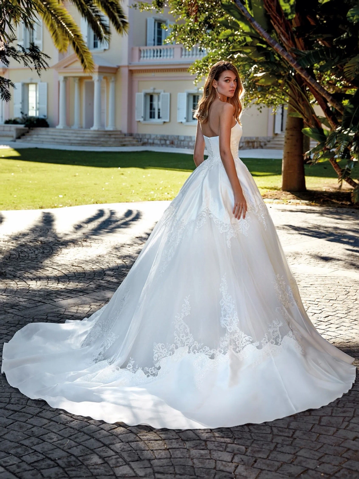 Pronovias Duchess