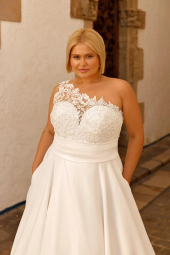 Monica Loretti 8269 Plus #2 frontface vertical cropped thumbnail