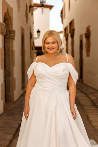 Monica Loretti 8281 Plus #4 frontface vertical cropped thumbnail